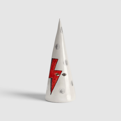 Capirote cerámico inspirado en el mítico álbum de David Bowie Aladdin Sane (1973), cuya portada con el rayo sobre su rostro se convirtió en un icono universal.