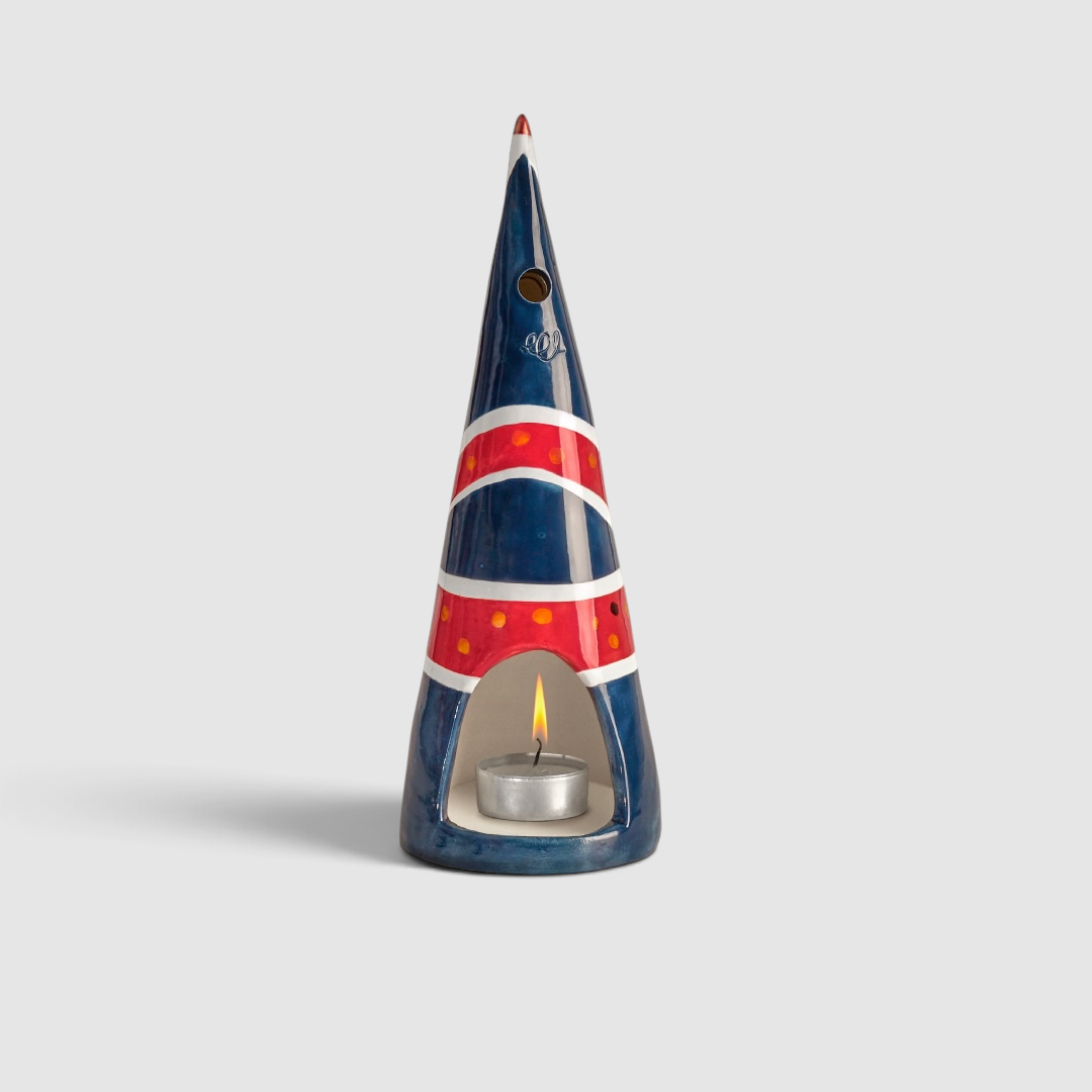 Trasera del capirote cerámico inspirado en el icónico vestido de la Union Jack que Geri Halliwell, integrante de las Spice Girls, lució en los Brit Awards de 1997. Incluye vela encendida.