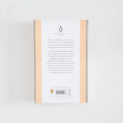 Trasera naranja y gris con sinopsis del libro en inglés Pride and Prejudice de Jane Austen de la colección Penguin English Library sobre fondo blanco.
