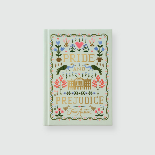 Portada del libro Pride and Prejudice de color verde claro con ilustraciones de ornamentación clásica.