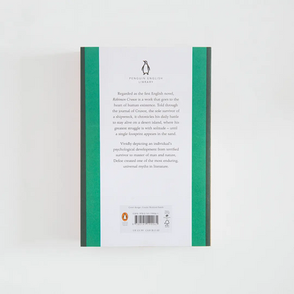 Trasera en tonos verdes con sinopsis del libro en inglés Robinson Crusoe de Daniel Defoe de la colección Penguin English Library sobre fondo blanco.
