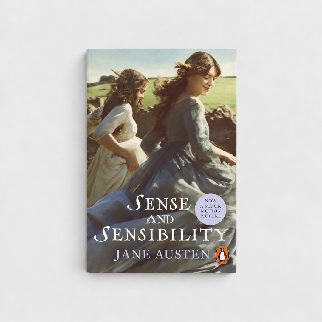 Portada de Sense and Sensibility, de Jane Austen, en su edición Film Tie-in de Penguin Books. Presenta a las dos protagonistas corriendo por la campiña inglesa, con vestidos de época, en una imagen de la adaptación cinematográfica.