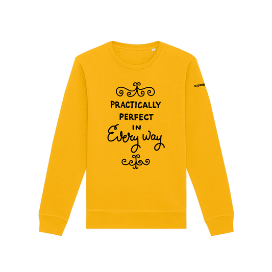 Sudadera amarilla con la frase Practically perfect in every way inspirada en la cinta métrica de Mary Poppins. La tipografía de la frase es clásica y la frase está en color negro.