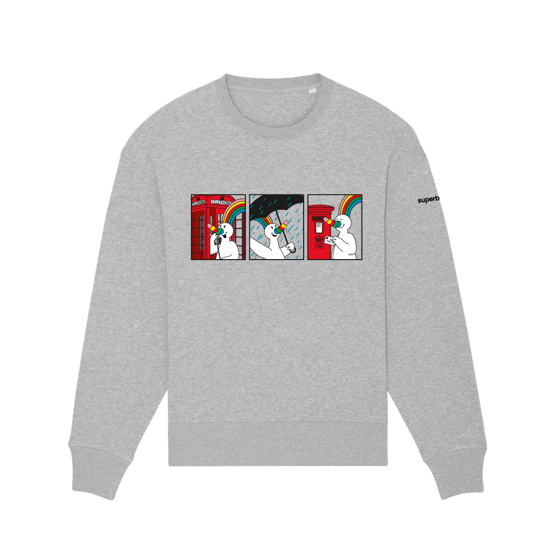 Sudadera gris con bordado de Curro in London. Hay tres viñetas donde aparece Curro con una cabina, Curro con un paraguas y Curro con un buzón.