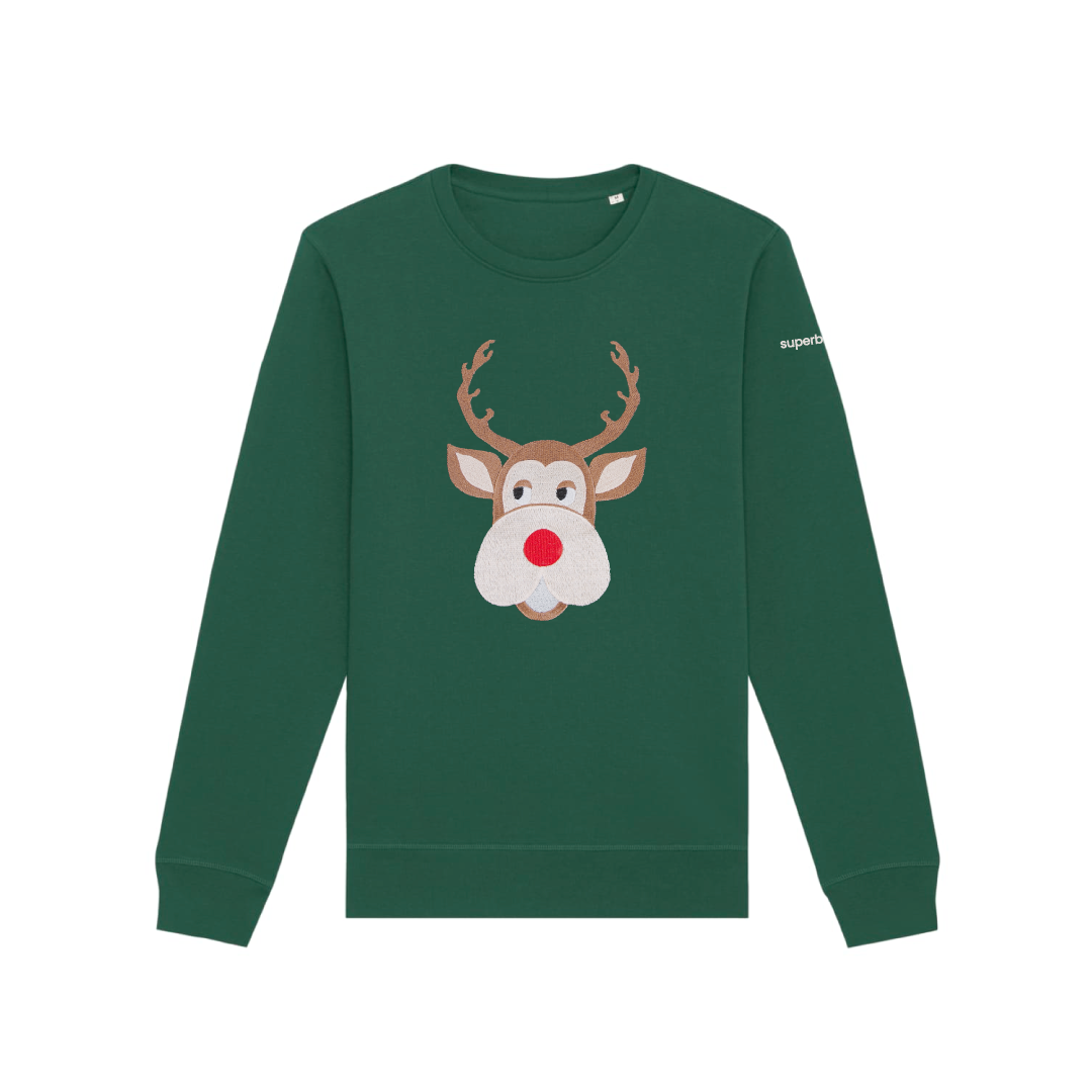 Sudadera verde inspirada en el icónico ugly sweater que Mr Darcy llevaba cuando conoció a Bridget Jones en Navidad en la película Bridget Jones's Diary. Lleva un gran reno de color marrón con nariz roja bordado en el centro.