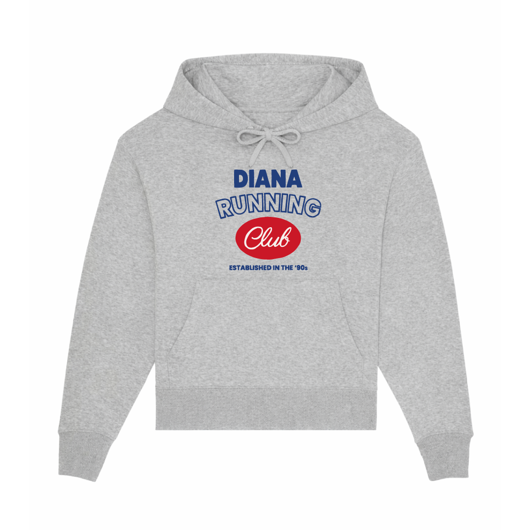 Sudadera gris con capucha y el texto Diana Running Club en azul y rojo en gran tamaño y leyenda Established in the '90s. Inspirada en los icónicos outfits deportivos de Diana.
