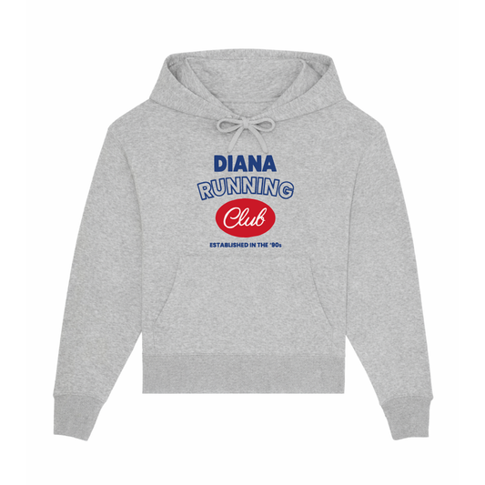 Sudadera gris con capucha y el texto Diana Running Club en azul y rojo en gran tamaño y leyenda Established in the '90s. Inspirada en los icónicos outfits deportivos de Diana.