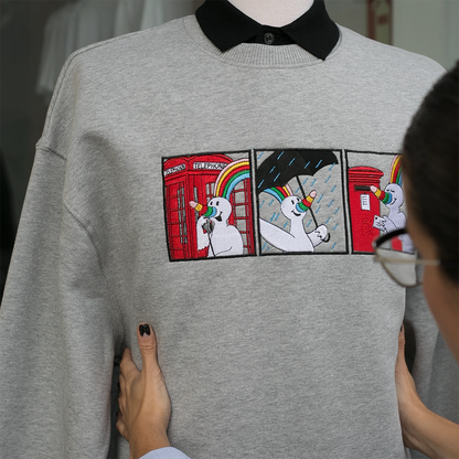 Sudadera gris con bordado de Curro in London expuesto en maniquí.