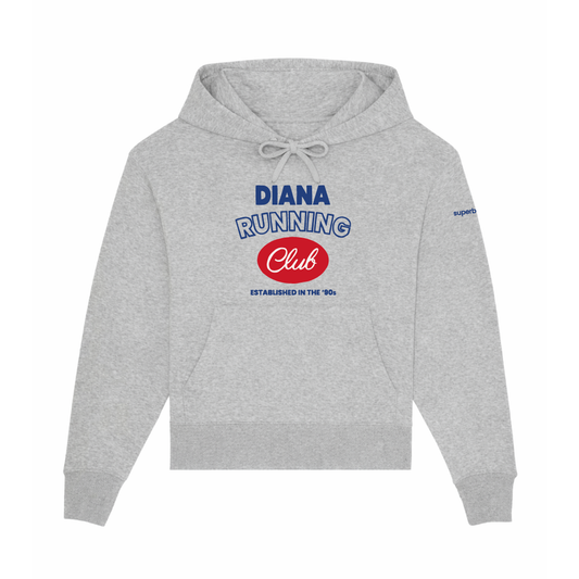 Sudadera gris con capucha y el texto Diana Running Club en azul y rojo en gran tamaño y leyenda Established in the '90s. Inspirada en los icónicos outfits deportivos de Diana.