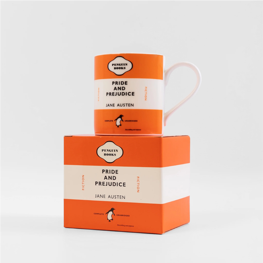 Taza de porcelana color naranja inspirada en la clásica portada de la novela Pride and Prejudice de Penguin junto a caja con el mismo diseño.