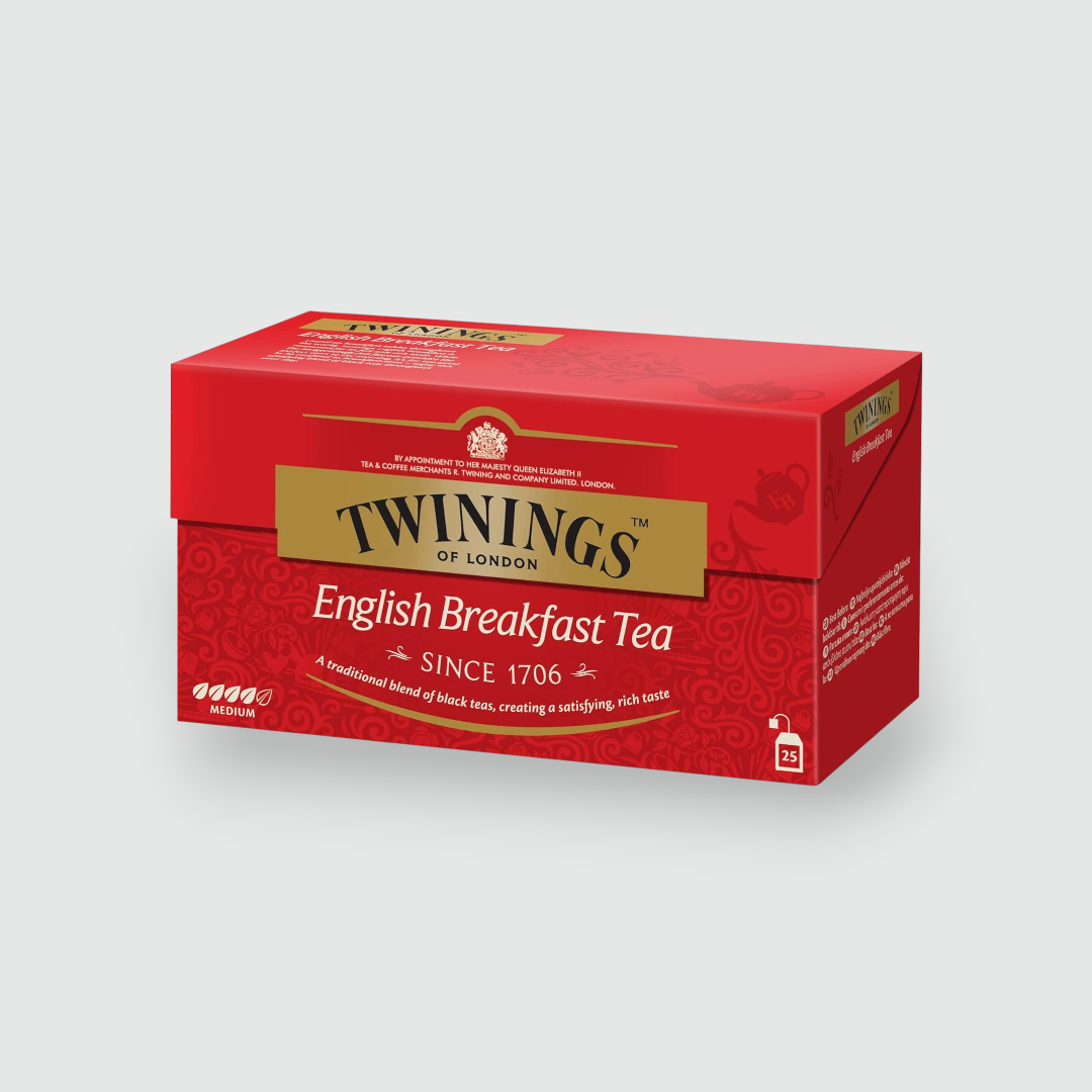 Caja de té Twinings of London English Breakfast (25 bolsitas) en su empaque rojo distintivo, mostrada en ángulo oblicuo sobre un fondo gris claro neutro.