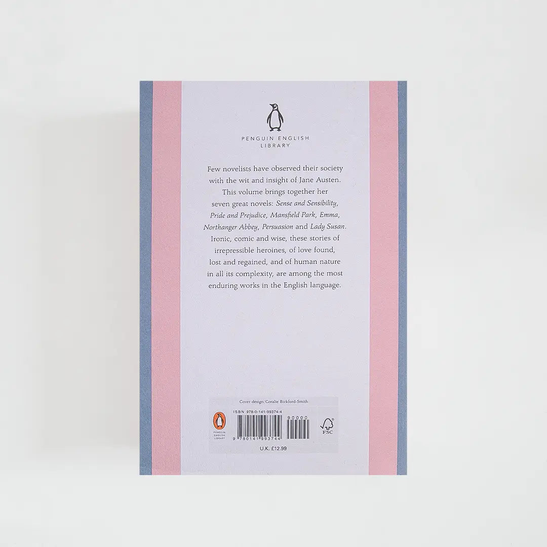 Trasera rosa y gris con sinopsis del libro en inglés The Complete Novels de Jane Austen de la colección Penguin English Library sobre fondo blanco.
