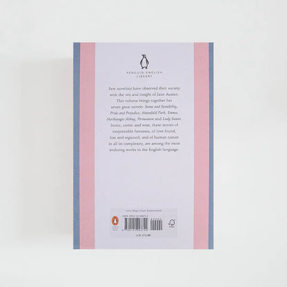 Trasera rosa y gris con sinopsis del libro en inglés The Complete Novels de Jane Austen de la colección Penguin English Library sobre fondo blanco.
