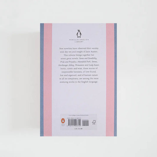 Trasera rosa y gris con sinopsis del libro en inglés The Complete Novels de Jane Austen de la colección Penguin English Library sobre fondo blanco.
