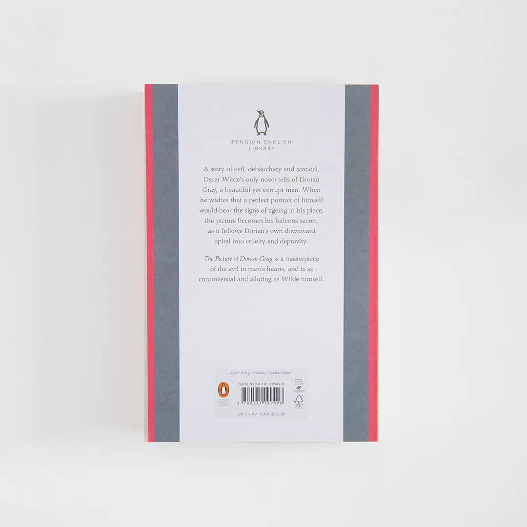 Trasera gris y roja con sinopsis del libro en inglés The Picture of Dorian Gray de Oscar Wilde de la colección Penguin English Library sobre fondo blanco.
