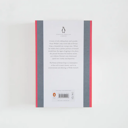 Trasera gris y roja con sinopsis del libro en inglés The Picture of Dorian Gray de Oscar Wilde de la colección Penguin English Library sobre fondo blanco.
