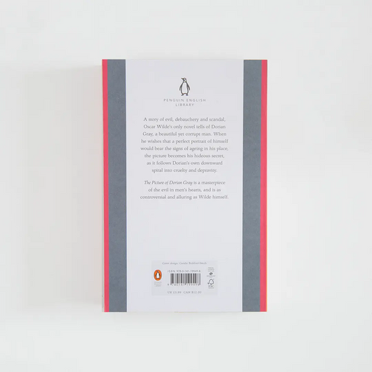 Trasera gris y roja con sinopsis del libro en inglés The Picture of Dorian Gray de Oscar Wilde de la colección Penguin English Library sobre fondo blanco.
