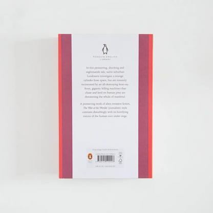 Trasera roja y burdeos con sinopsis del libro en inglés The War of the Worlds de H. G. Wells de la colección Penguin English Library sobre fondo blanco.
