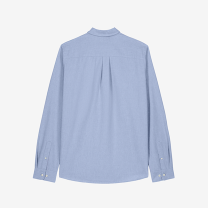 Parte trasera de camisa clásica de color celeste y corte de hombre sobre fondo blanco.