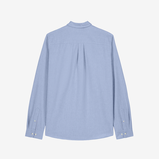 Parte trasera de camisa clásica de color celeste y corte de hombre sobre fondo blanco.