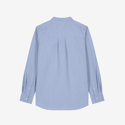 Parte trasera de camisa clásica de color celeste y corte de mujer sobre fondo blanco.