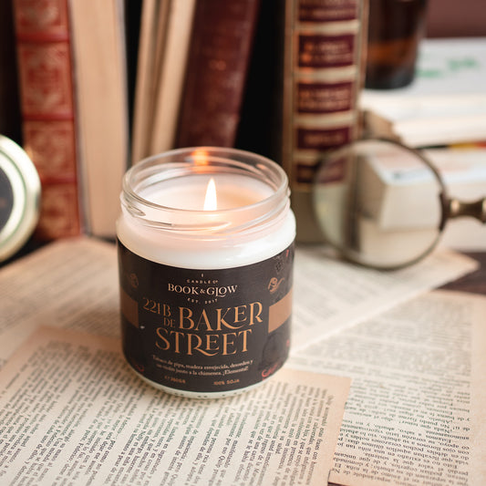 Vela Baker Street de Book and Glow encendida en despacho tipo Sherlock Holmes.