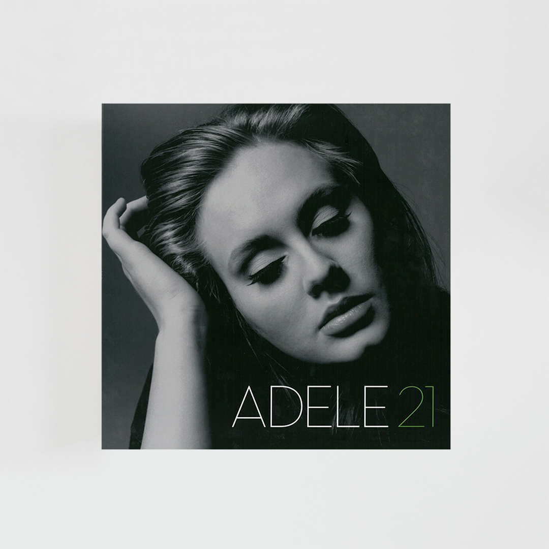 Portada del vinilo 21 de Adele, con la cantante mirando hacia abajo sobre un fondo neutro, álbum de pop y soul británico de 2011.