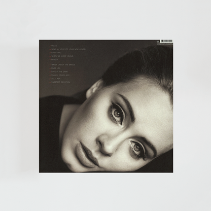 Contraportada del álbum 25 de Adele con el listado de canciones sobre fondo oscuro y un retrato de la cantante en la parte inferior.