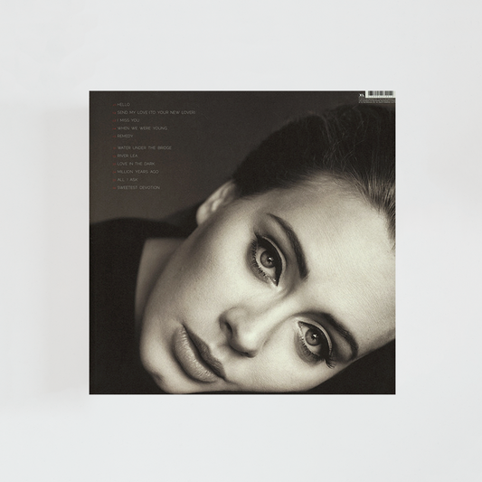 Contraportada del álbum 25 de Adele con el listado de canciones sobre fondo oscuro y un retrato de la cantante en la parte inferior.