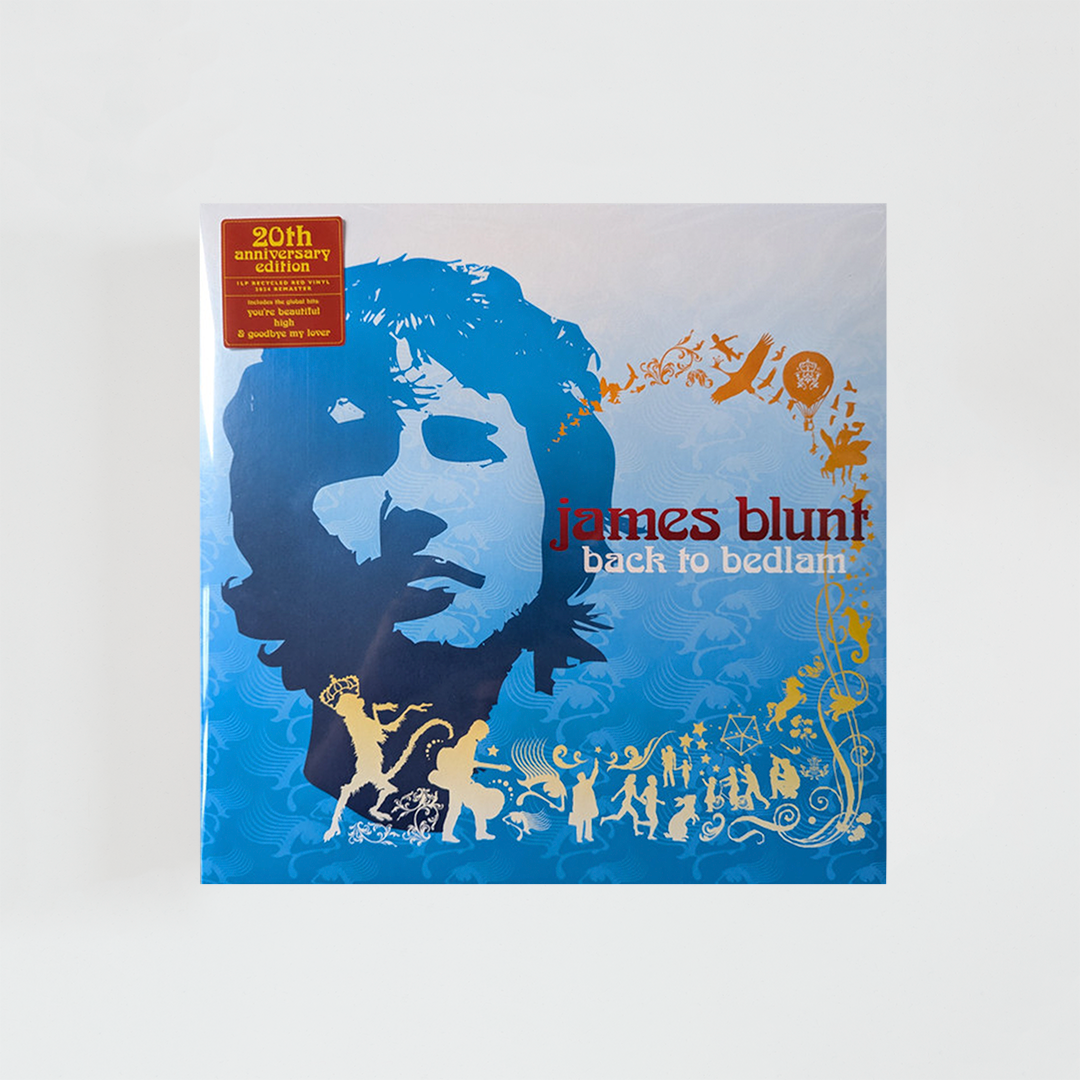 Portada del vinilo Back to Bedlam de James Blunt, con la imagen del cantante sentado en una habitación oscura iluminada por luz cálida, álbum de pop rock británico de 2004.