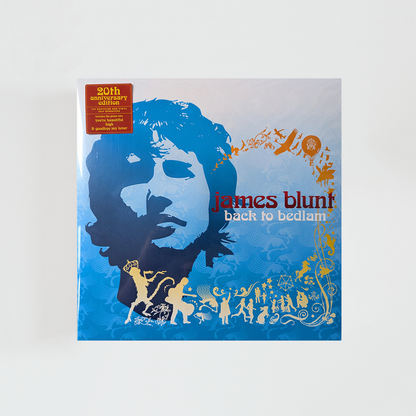 Portada del vinilo Back to Bedlam de James Blunt, con la imagen del cantante sentado en una habitación oscura iluminada por luz cálida, álbum de pop rock británico de 2004.