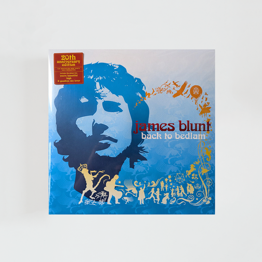 Portada del vinilo Back to Bedlam de James Blunt, con la imagen del cantante sentado en una habitación oscura iluminada por luz cálida, álbum de pop rock británico de 2004.