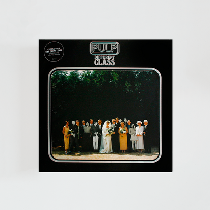 Portada del álbum Different Class de Pulp con una fotografía de un grupo de personas posando en una boda, enmarcada sobre fondo negro con el logotipo de la banda y el título del disco en la parte superior.