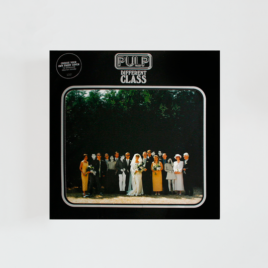 Portada del álbum Different Class de Pulp con una fotografía de un grupo de personas posando en una boda, enmarcada sobre fondo negro con el logotipo de la banda y el título del disco en la parte superior.