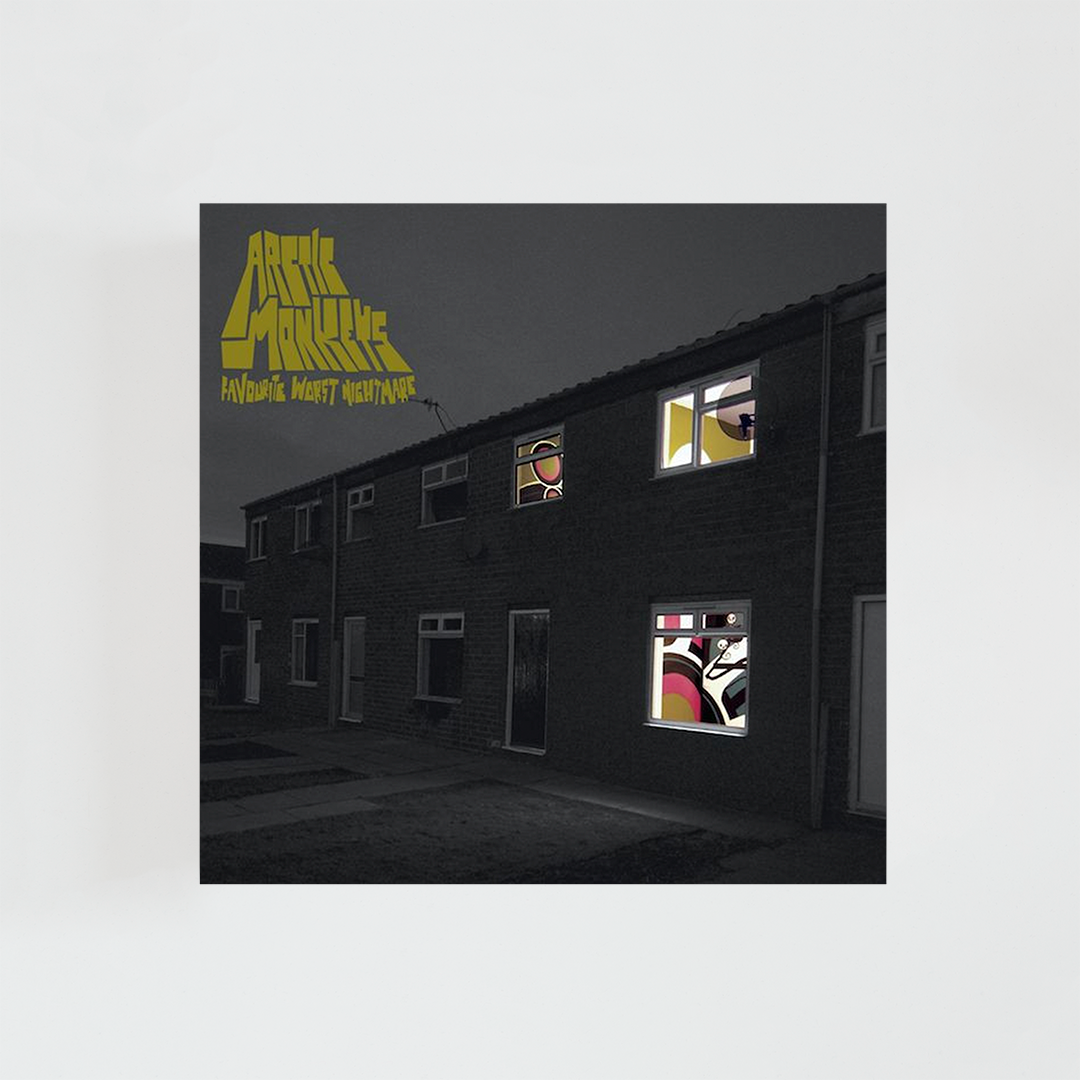 Portada del vinilo Favourite Worst Nightmare de Arctic Monkeys, con una ilustración de una casa oscura iluminada desde las ventanas con colores neón, álbum de rock británico de 2007.