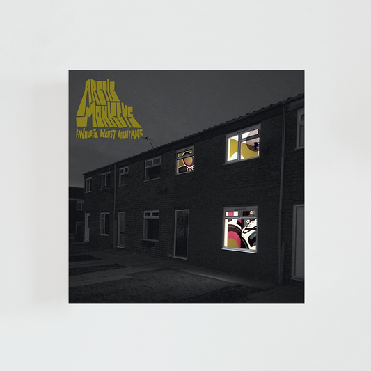 Portada del vinilo Favourite Worst Nightmare de Arctic Monkeys, con una ilustración de una casa oscura iluminada desde las ventanas con colores neón, álbum de rock británico de 2007.