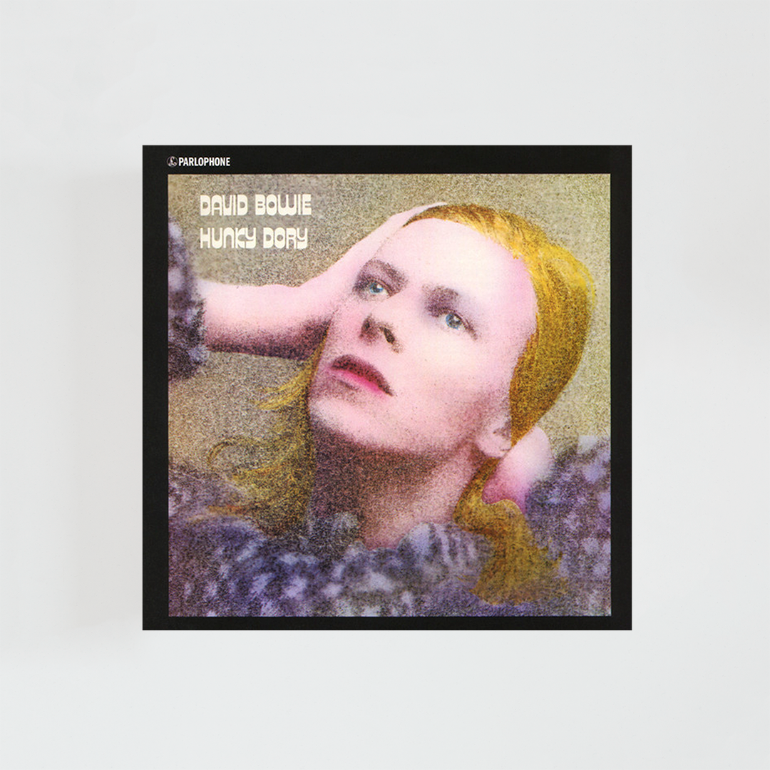 Portada del vinilo Hunky Dory de David Bowie, con el cantante mirando al espectador sobre un fondo beige, álbum clásico de glam rock británico de 1971.