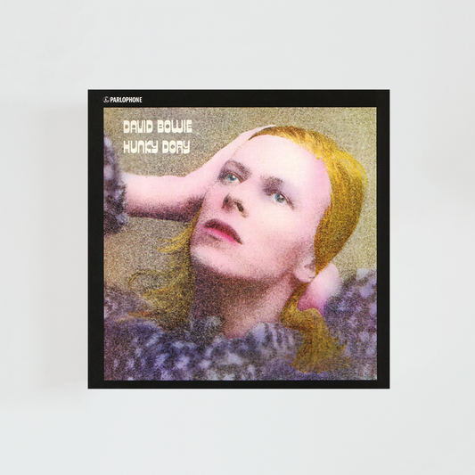 Portada del vinilo Hunky Dory de David Bowie, con el cantante mirando al espectador sobre un fondo beige, álbum clásico de glam rock británico de 1971.