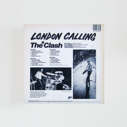 Contraportada del vinilo London Calling de The Clash, con diseño gráfico sencillo en color blanco, tipografía en negro y disposición tipo listado con información del álbum y canciones.