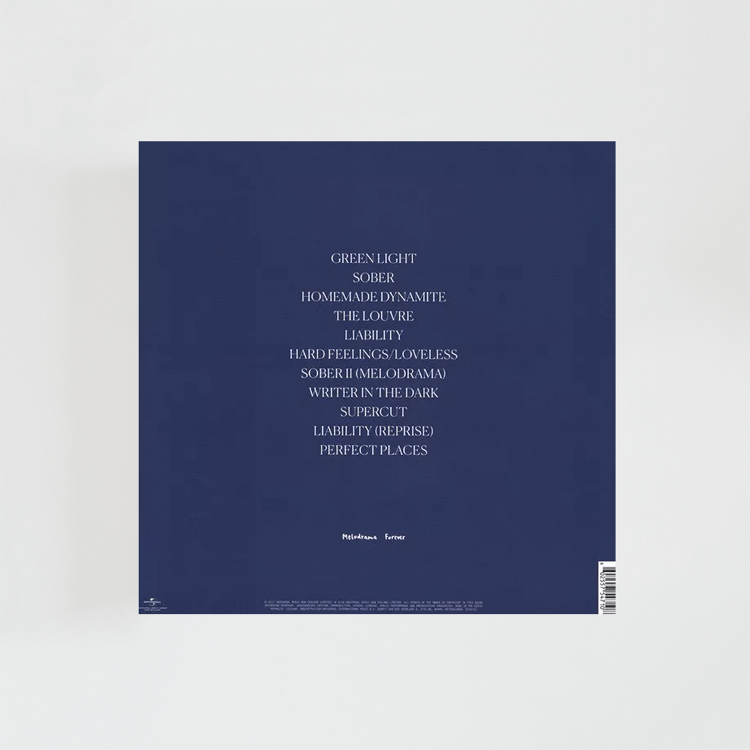 Contraportada del álbum “Melodrama” de Lorde, con fondo oscuro y listado de las canciones del disco en tipografía blanca, junto a créditos de producción y logotipos de la discográfica.