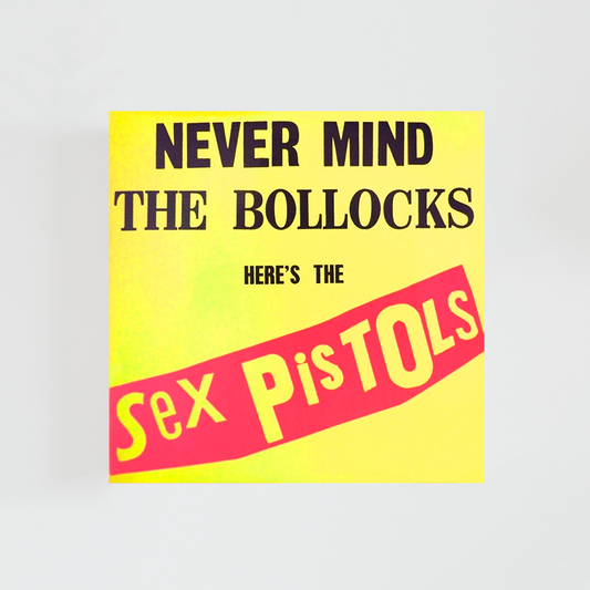 Portada del vinilo Never Mind the Bollocks, Here’s the Sex Pistols de Sex Pistols, con el título en letras rosas sobre fondo amarillo brillante, álbum emblemático de punk británico de 1977.