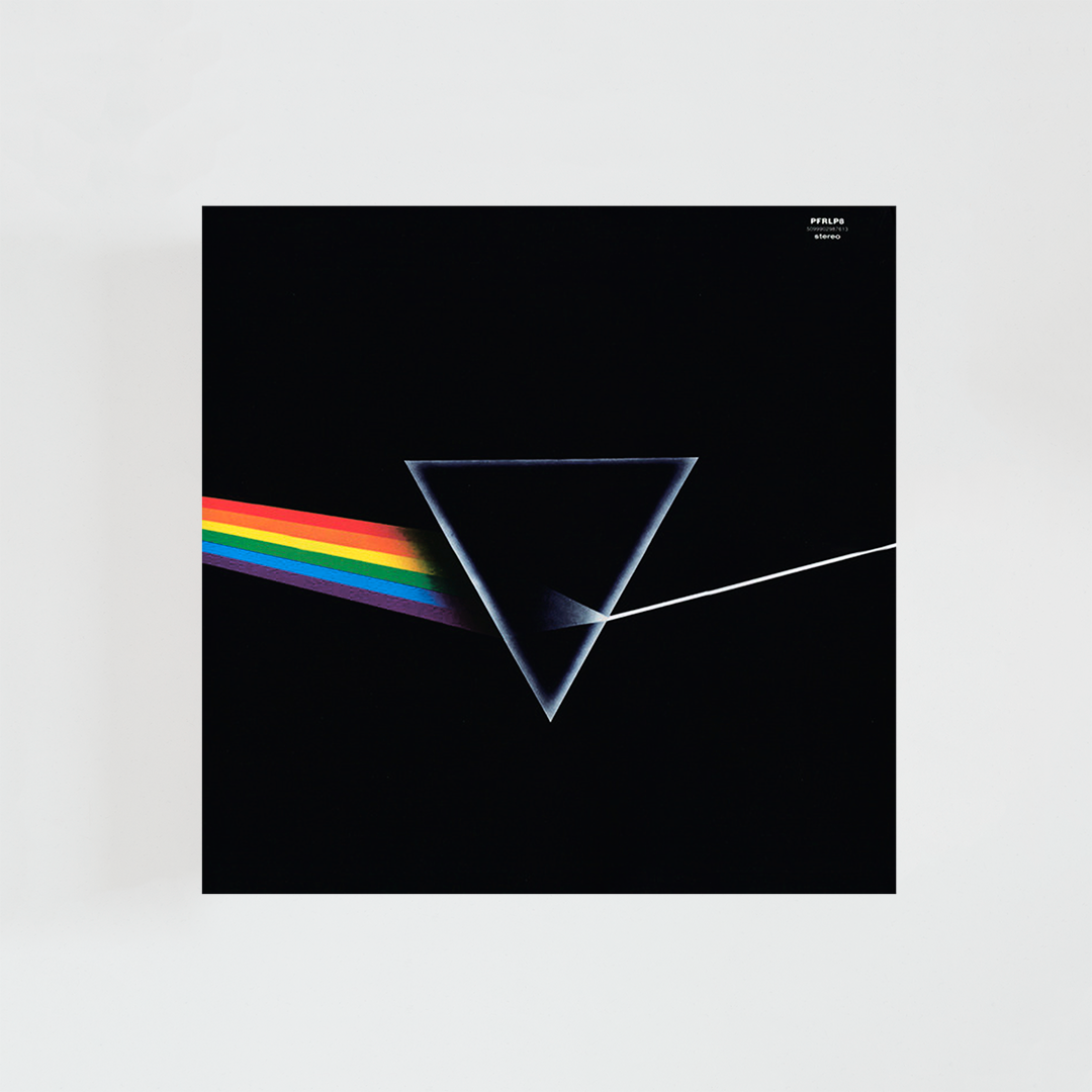Contraportada del álbum The Dark Side of the Moon de Pink Floyd con un prisma invertido sobre fondo negro que transforma un arcoíris en un haz de luz blanca.