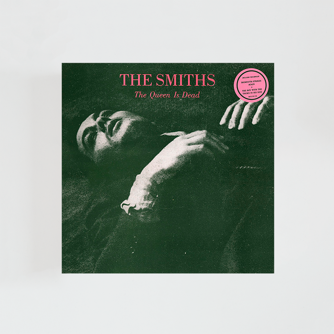 Portada del vinilo The Queen Is Dead de The Smiths, con la icónica imagen en blanco y negro de Alain Delon recostado, álbum clásico de indie rock británico de 1986.