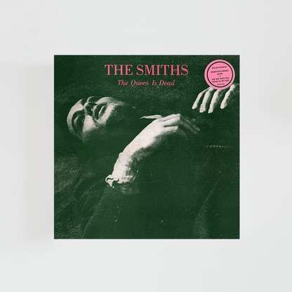 Portada del vinilo The Queen Is Dead de The Smiths, con la icónica imagen en blanco y negro de Alain Delon recostado, álbum clásico de indie rock británico de 1986.