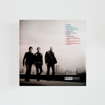 Contraportada del disco The Resistance de Muse con lista de canciones y sus tres miembros andando sobre fondo gris.
