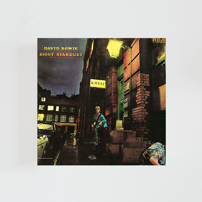 Portada del vinilo The Rise and Fall of Ziggy Stardust and the Spiders from Mars de David Bowie, con el cantante vestido como Ziggy Stardust en un callejón iluminado, álbum icónico de glam rock británico de 1972.