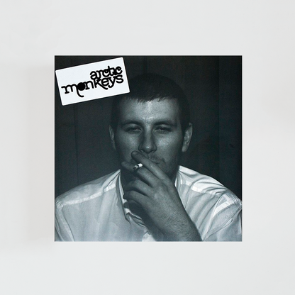 Portada del vinilo Whatever People Say I Am, That’s What I’m Not de Arctic Monkeys, con la icónica imagen de un hombre exhalando humo de un cigarrillo, álbum debut de rock británico de 2006.