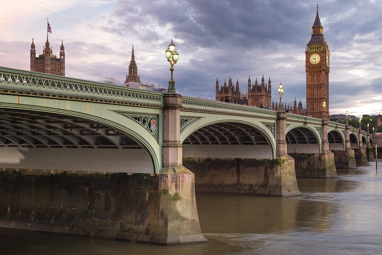 Vista de Westminster Bridge, el Big Ben y el Palacio de Westminster desde el río Támesis.