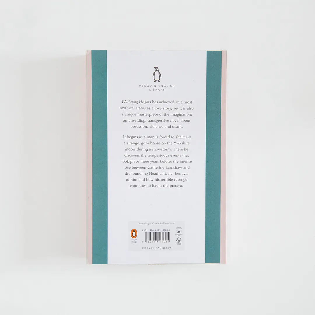 Trasera azul y rosa con sinopsis del libro en inglés Wuthering Heights de Emily Brontë de la colección Penguin English Library sobre fondo blanco.
