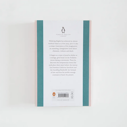 Trasera azul y rosa con sinopsis del libro en inglés Wuthering Heights de Emily Brontë de la colección Penguin English Library sobre fondo blanco.
